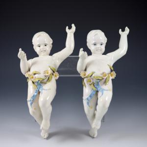 Coppia di putti reggitenda